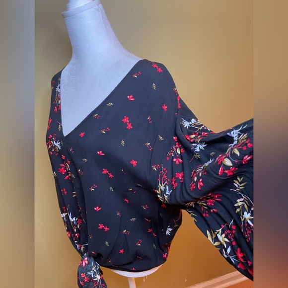Black Floral Toe Front Blouse - L - Picture 5 of 10